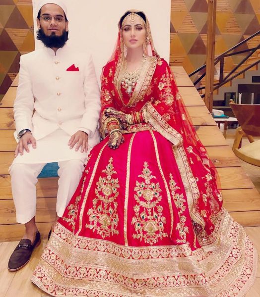 Why do all celebrity weddings like KL Rahul-Athiya Shetty have similar  clothes & pictures?