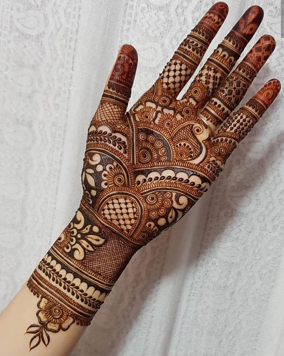 Simple and Chand Elegant Mehndi Designs For Eid 2024