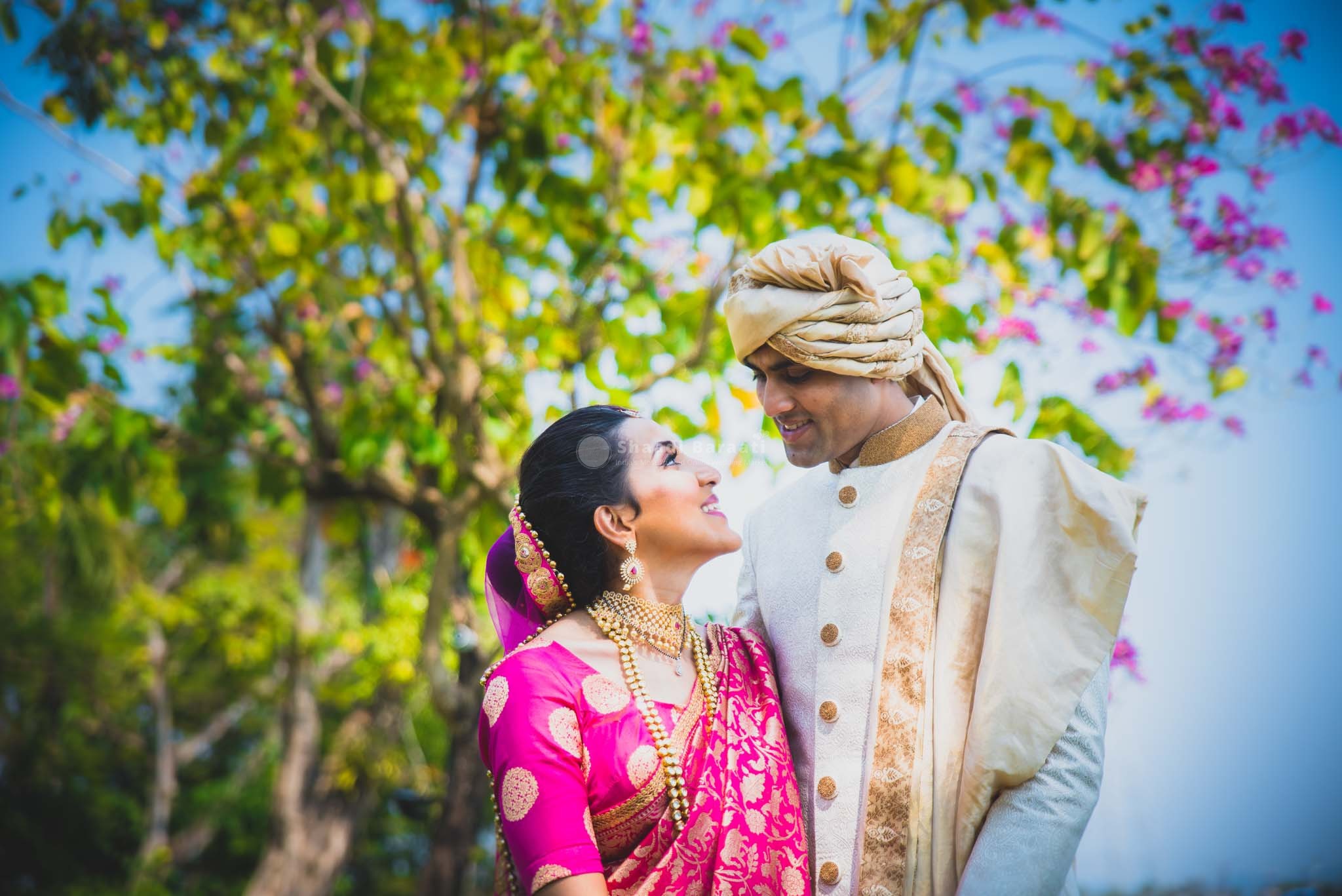 40+ Stylish Maharashtrian Bridal Looks That We Have A Crush On! | Indian wedding  couple photography, Indian bride photography poses, Indian wedding poses